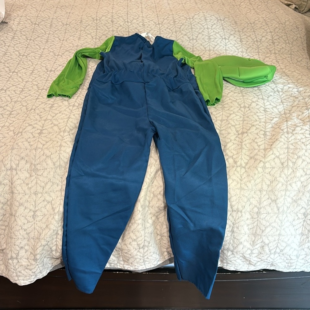 Super Mario Brothers Luigi Costume - size 7/8. Worn once in great condition. - Picture 4 of 8